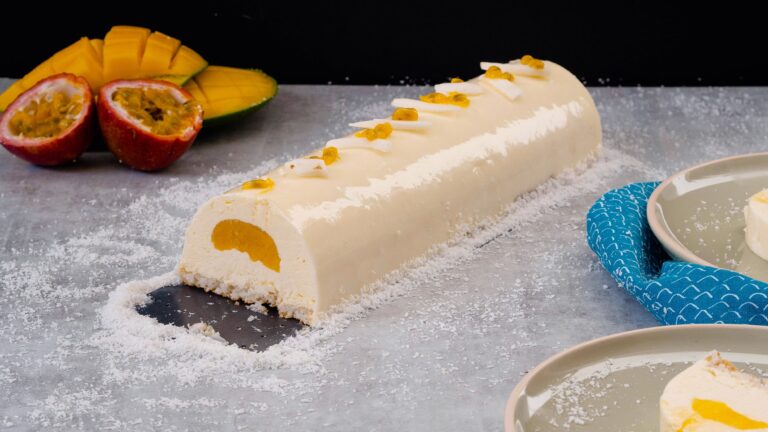 La photo représente la recette : Bûche de Noël à la mangue, fruits de la passion et noix de coco