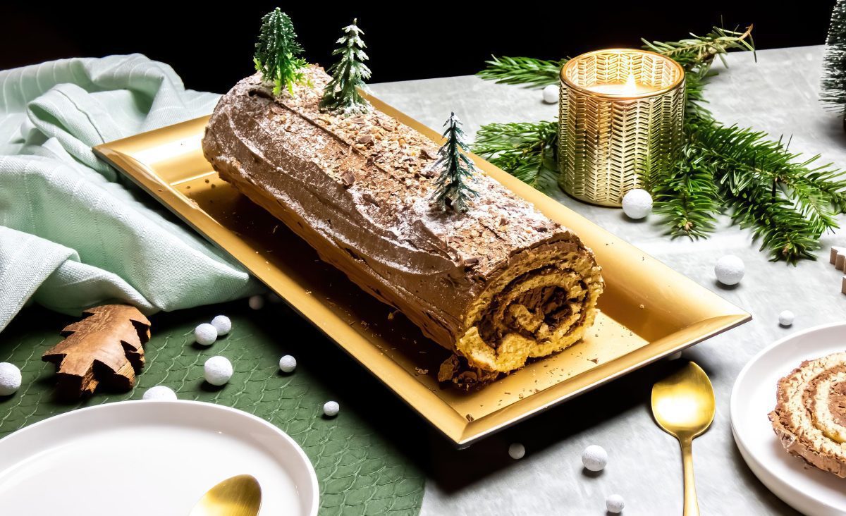 The photo represents the recipe: Chocolate Yule log (Bûche de Noël)