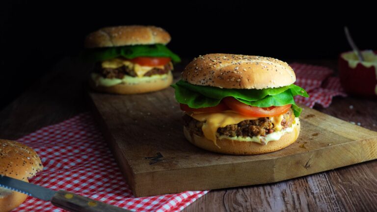 La photo représente la recette : Burger au curry et cheddar