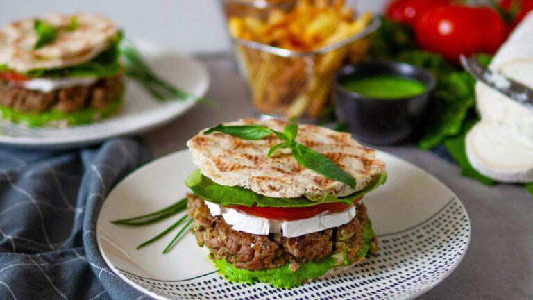 La photo représente la recette : Burger champignons, fromage de chèvre et sauce épinard