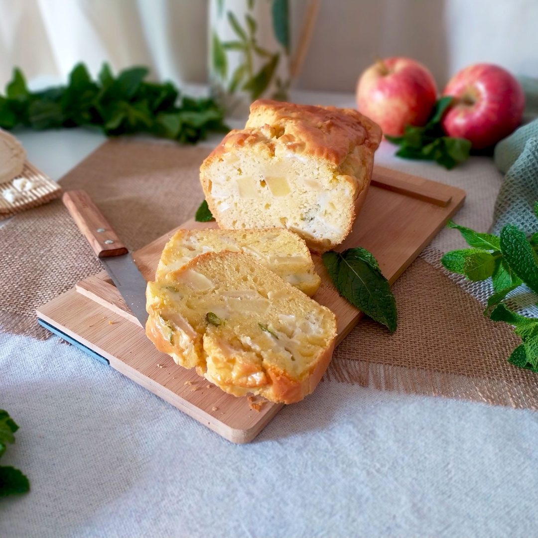 La photo représente la recette : Goat Cheese, Apple, and Mint Savory Cake
