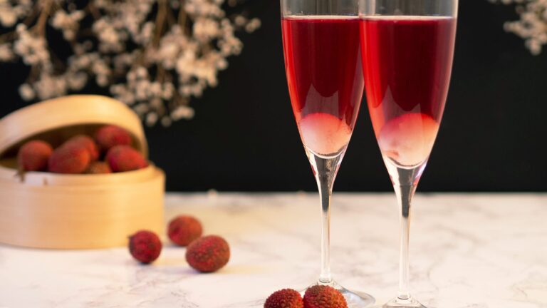 La photo représente la recette : Cocktail de saké pétillant, Gin, cerise et litchi