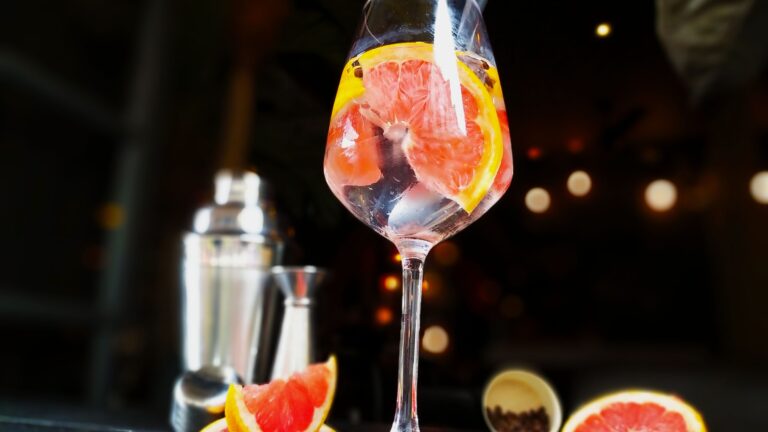 La photo représente la recette : Cocktail Saké tonic et pamplemousse