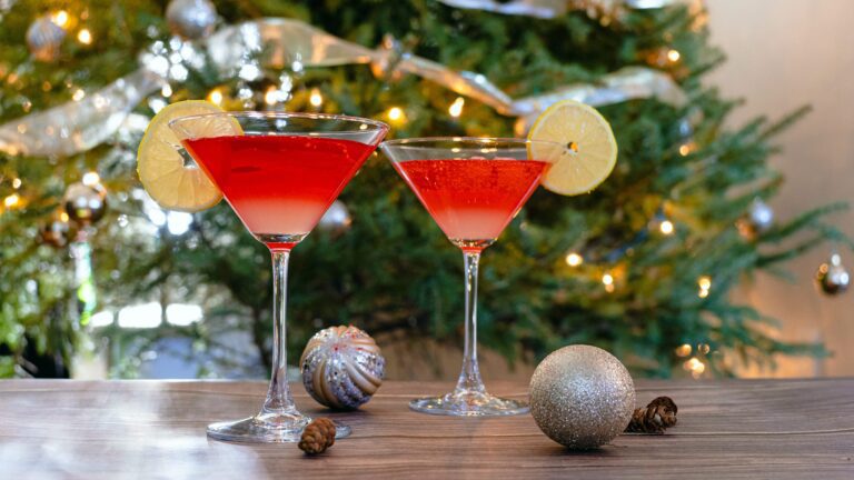 La photo représente la recette : Cocktail sans alcool au thé noir aux fruits rouges, citron et sirop d'orgeat