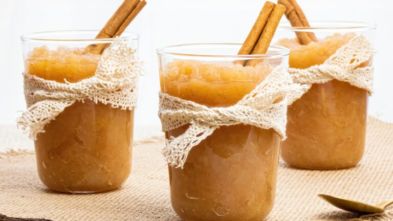 La photo représente la recette : Compote de pommes à la cannelle