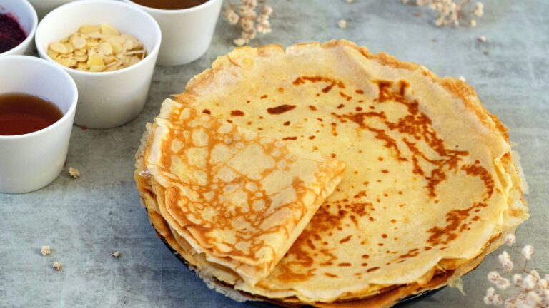 La photo représente la recette : Crêpes au rhum (Faciles et rapides)