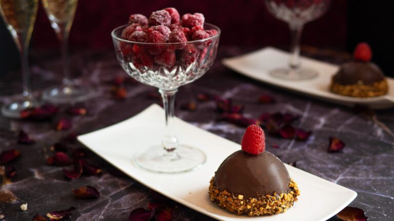 La photo représente la recette : Dôme chocolat, mousse au praliné et cœur coulant framboise