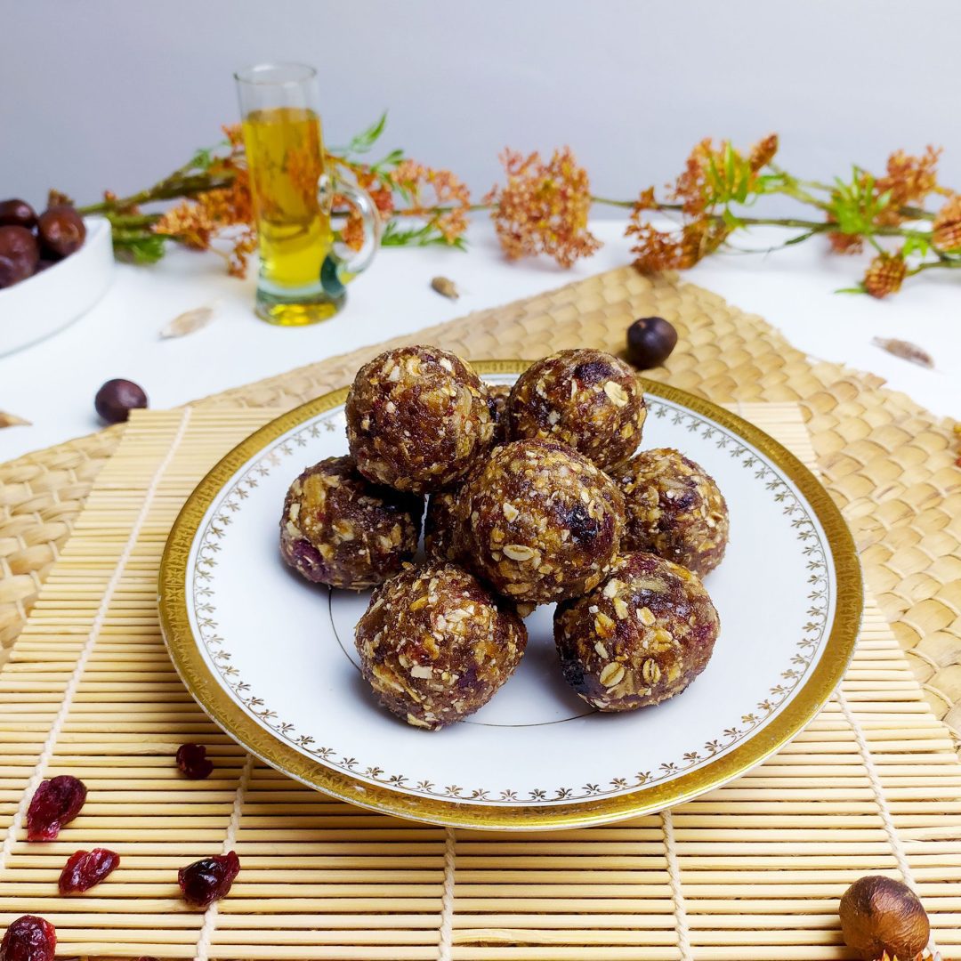La photo représente la recette : Energy balls aux dattes et canneberges (cranberries)