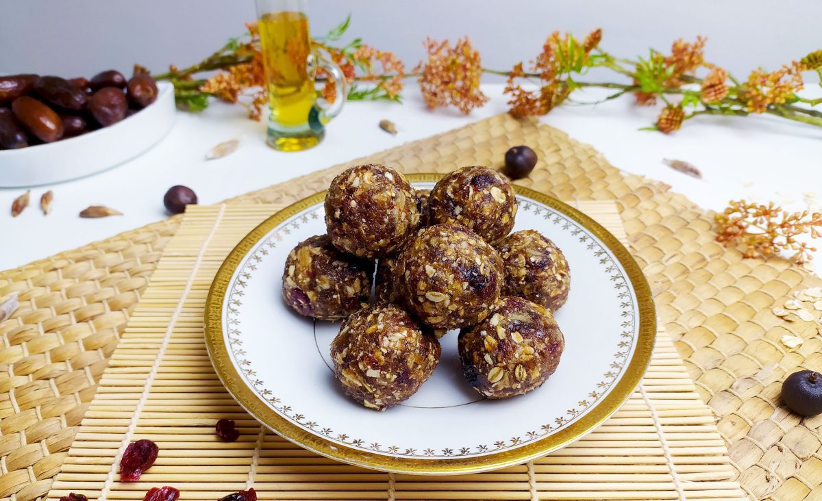 La photo représente la recette : Energy balls with dates and cranberries