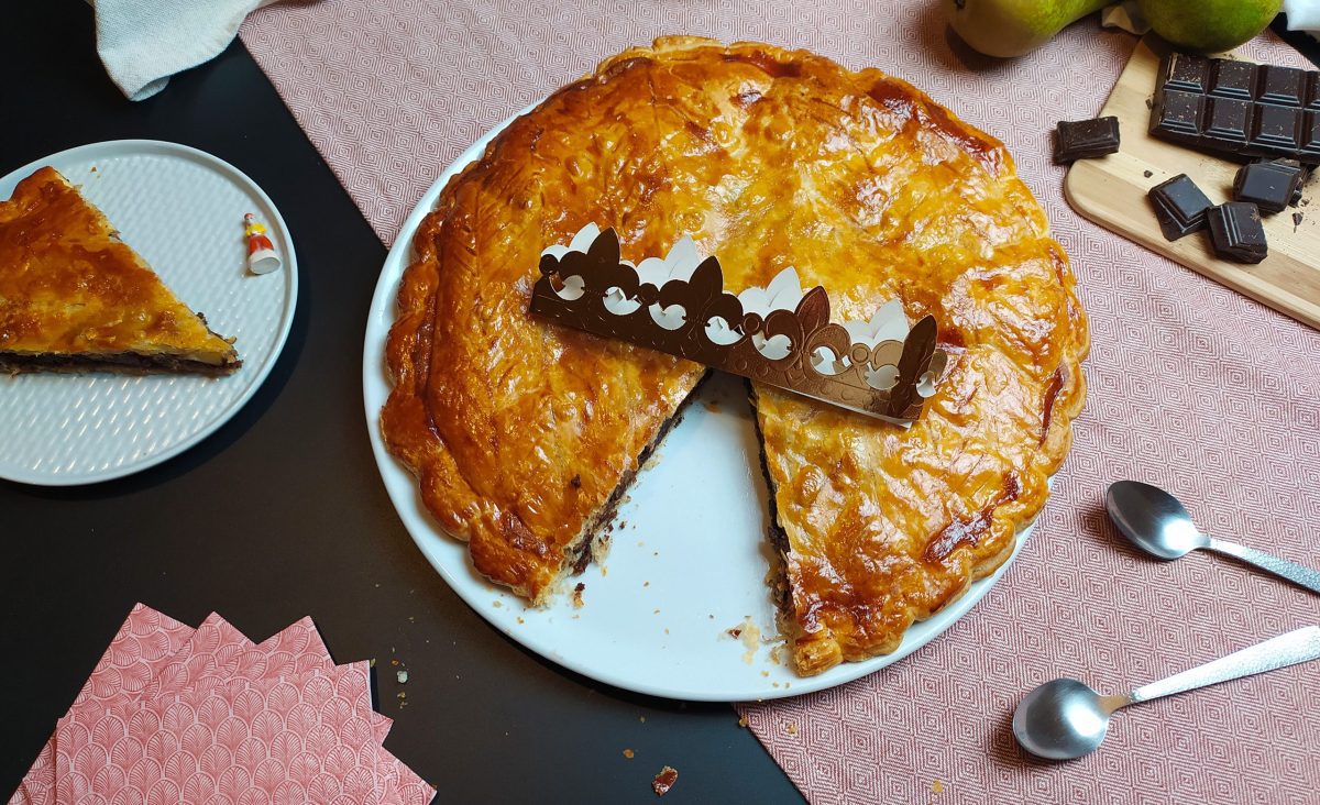 The photo represents the recipe: Chocolate pear galette des rois