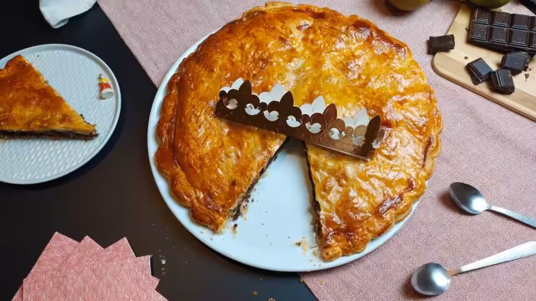 La photo représente la recette : Galette des rois poires chocolat
