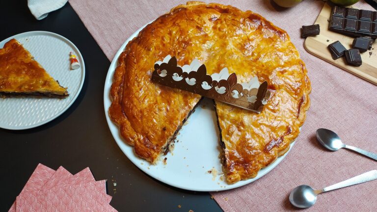 La photo représente la recette : Galette des rois poires chocolat