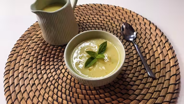 La photo représente la recette : Gaspacho de courgettes, basilic et fromage frais
