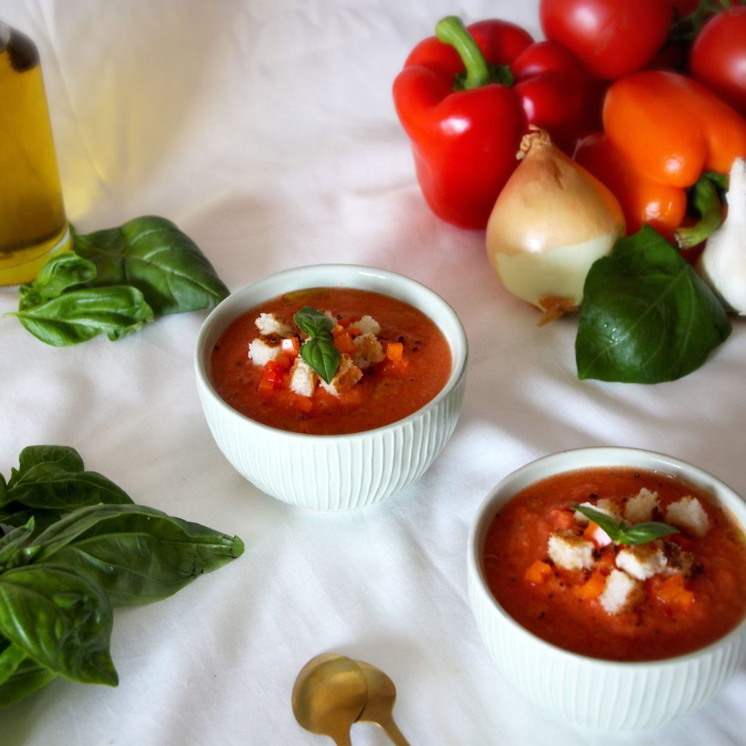La photo représente la recette : Tomato, bell pepper and basil gazpacho