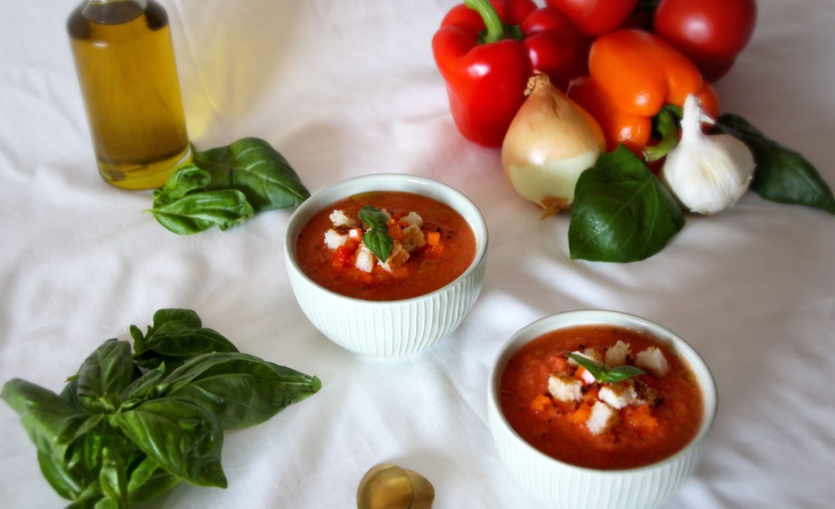 La photo représente la recette : Gaspacho de tomates, poivrons et basilic