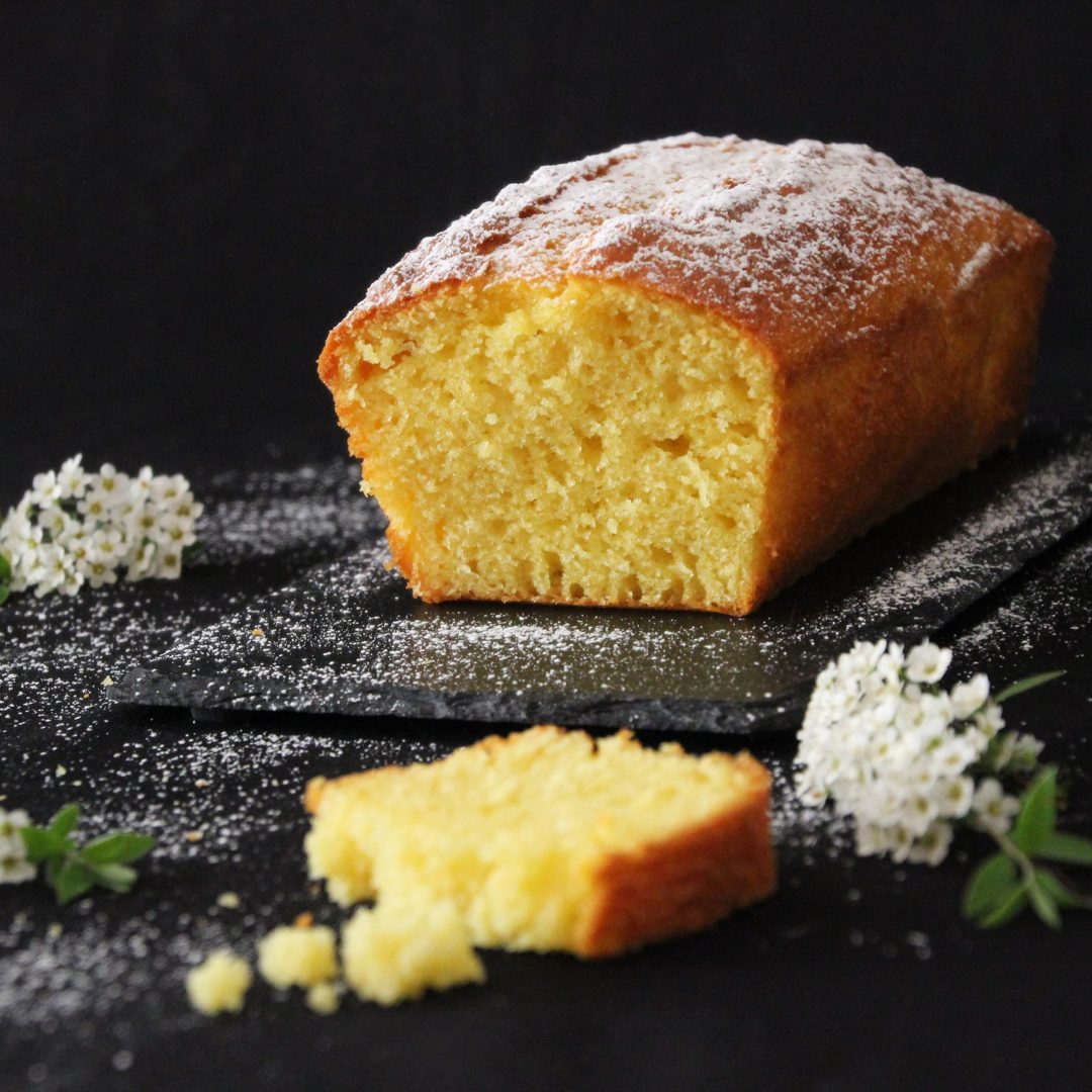 La photo représente la recette : Gâteau au yaourt au lait de brebis et fleur d'oranger