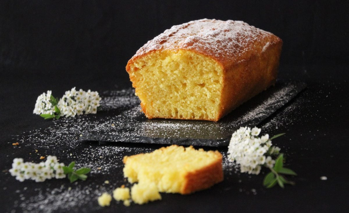 La photo représente la recette : Gâteau au yaourt au lait de brebis et fleur d'oranger