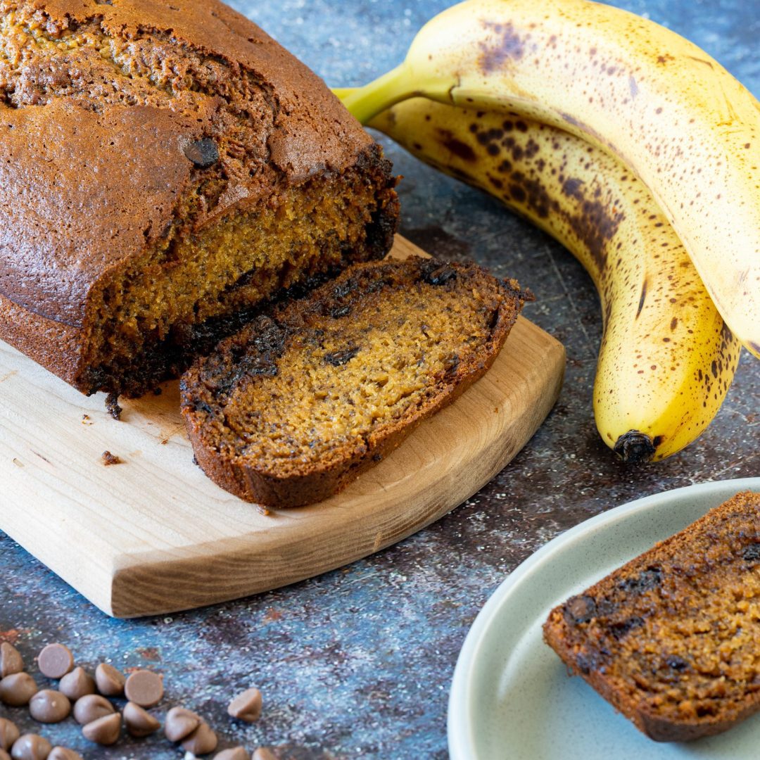 La photo représente la recette : Ultra moist banana and chocolate chips cake