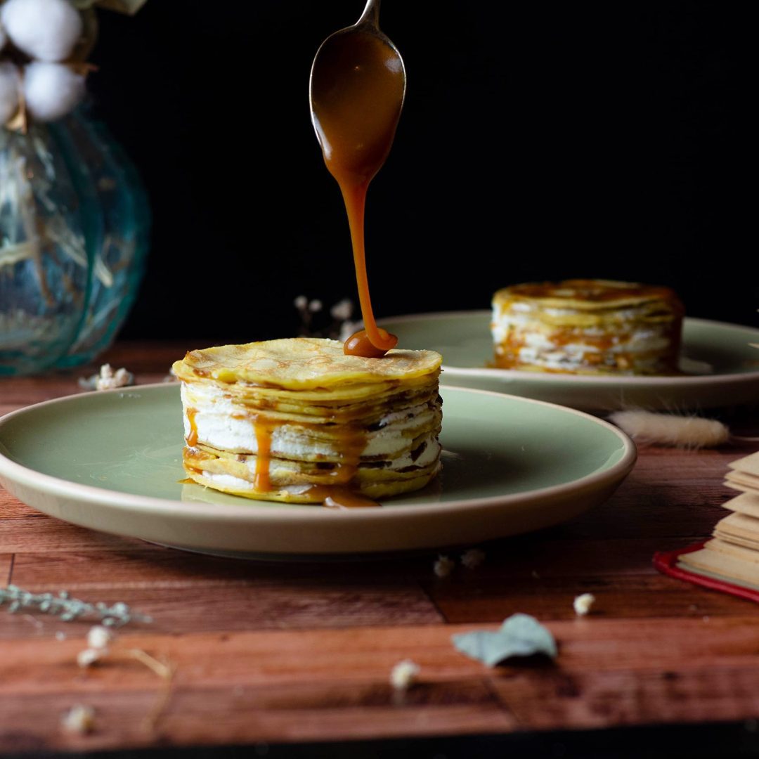 La photo représente la recette : Caramel pancake cake with fleur de sel & vanilla mascarpone cream