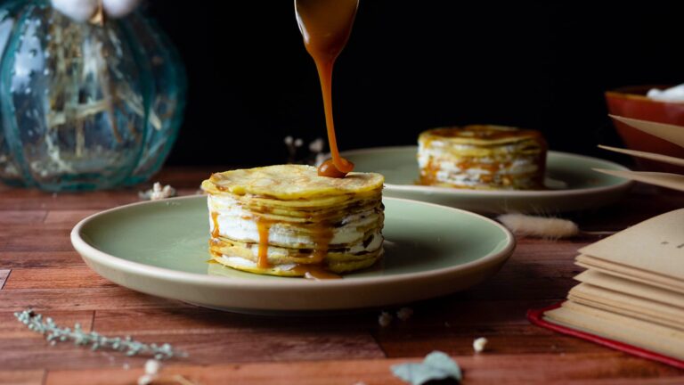 La photo représente la recette : Gâteau de crêpes au caramel à la fleur de sel et à la crème mascarpone vanillée