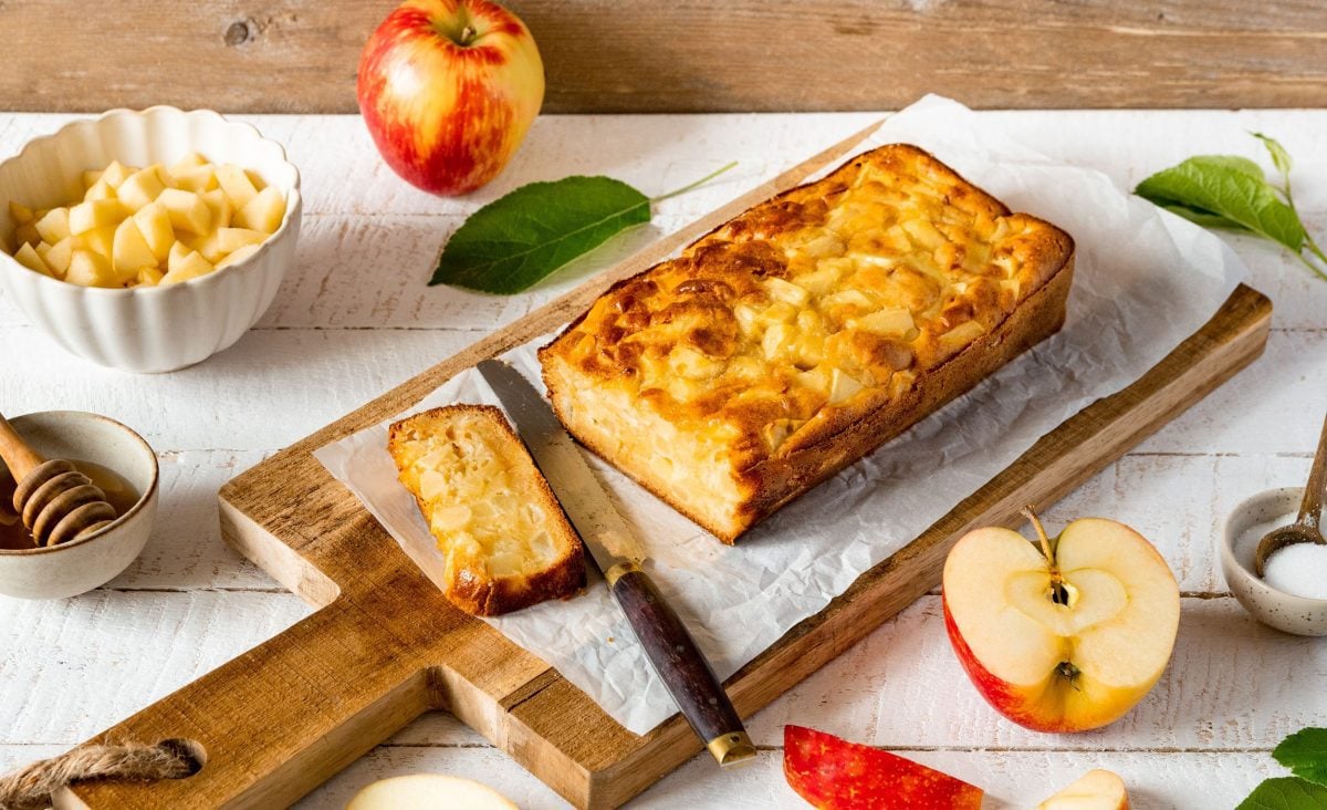 La photo représente la recette : Gâteau moelleux aux pommes et au miel