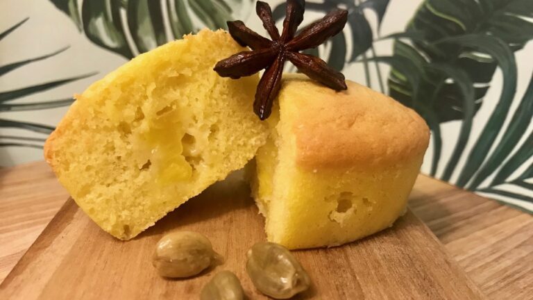 La photo représente la recette : Gâteaux moelleux à l'ananas parfumé au rhum et épices