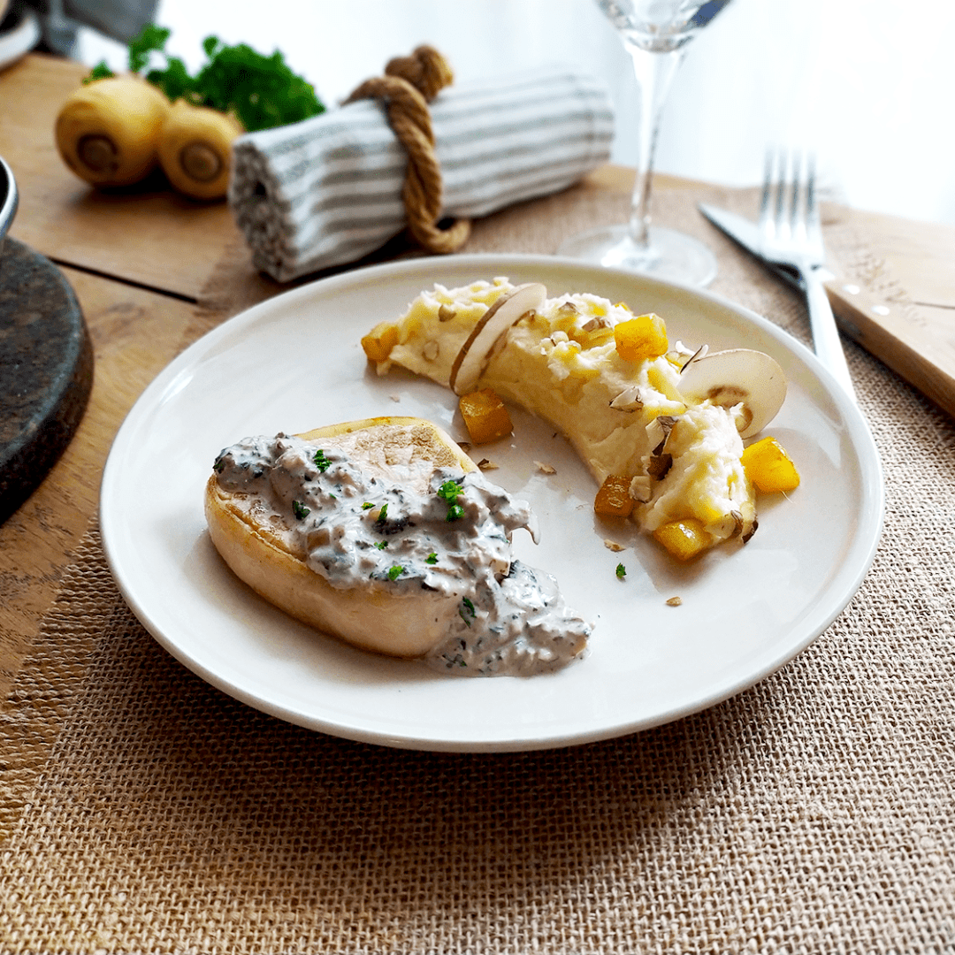 La photo représente la recette : Grenadins de veau, purée de panais, sauce champignons et poires rôties
