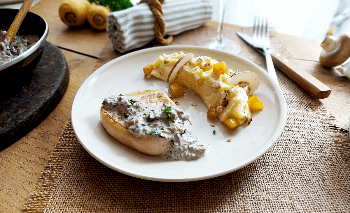 La photo représente la recette : Grenadins de veau, purée de panais, sauce champignons et poires rôties