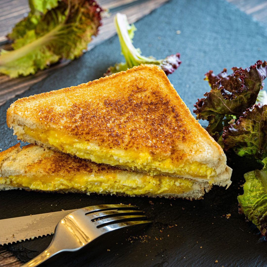 The photo represents the recipe: Grilled cheese with eggs and marbled cheddar