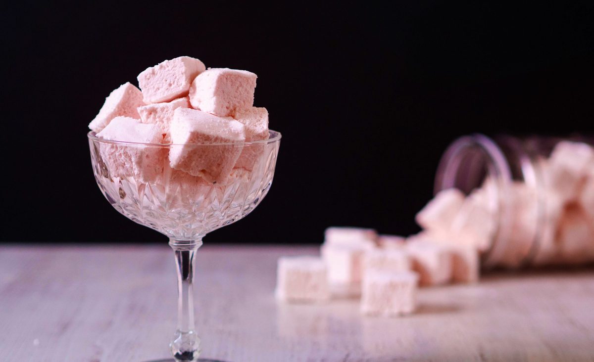 La photo représente la recette : Homemade strawberry-flavoured marshmallows