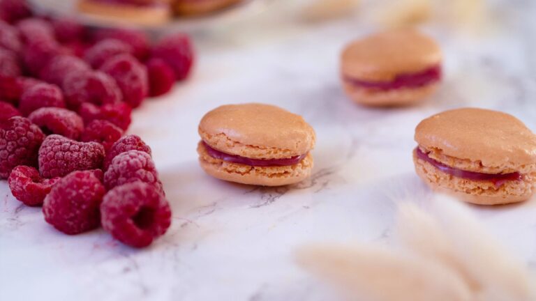 La photo représente la recette : Macarons saveur framboise