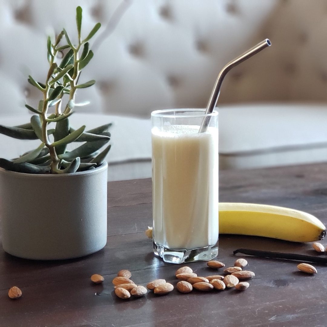 La photo représente la recette : Milkshake banane et vanille au lait d'amande