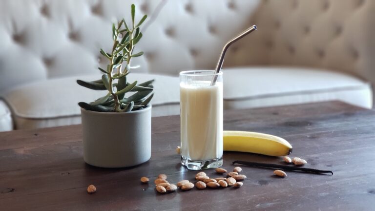 La photo représente la recette : Milkshake banane et vanille au lait d'amande