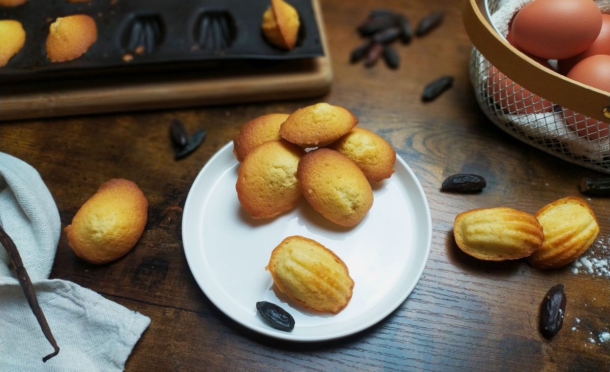 La photo représente la recette : Mini-madeleines moelleuses à la fève Tonka
