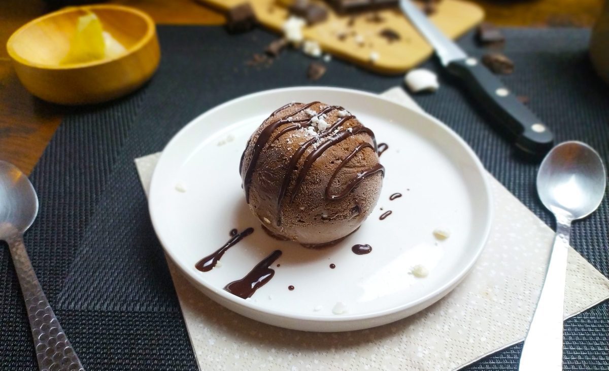 La photo représente la recette : Mousse glacée au chocolat et éclats de meringues