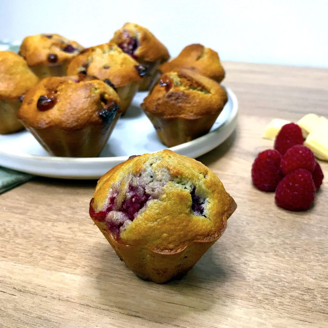 La photo représente la recette : Muffin aux framboises et chocolat blanc