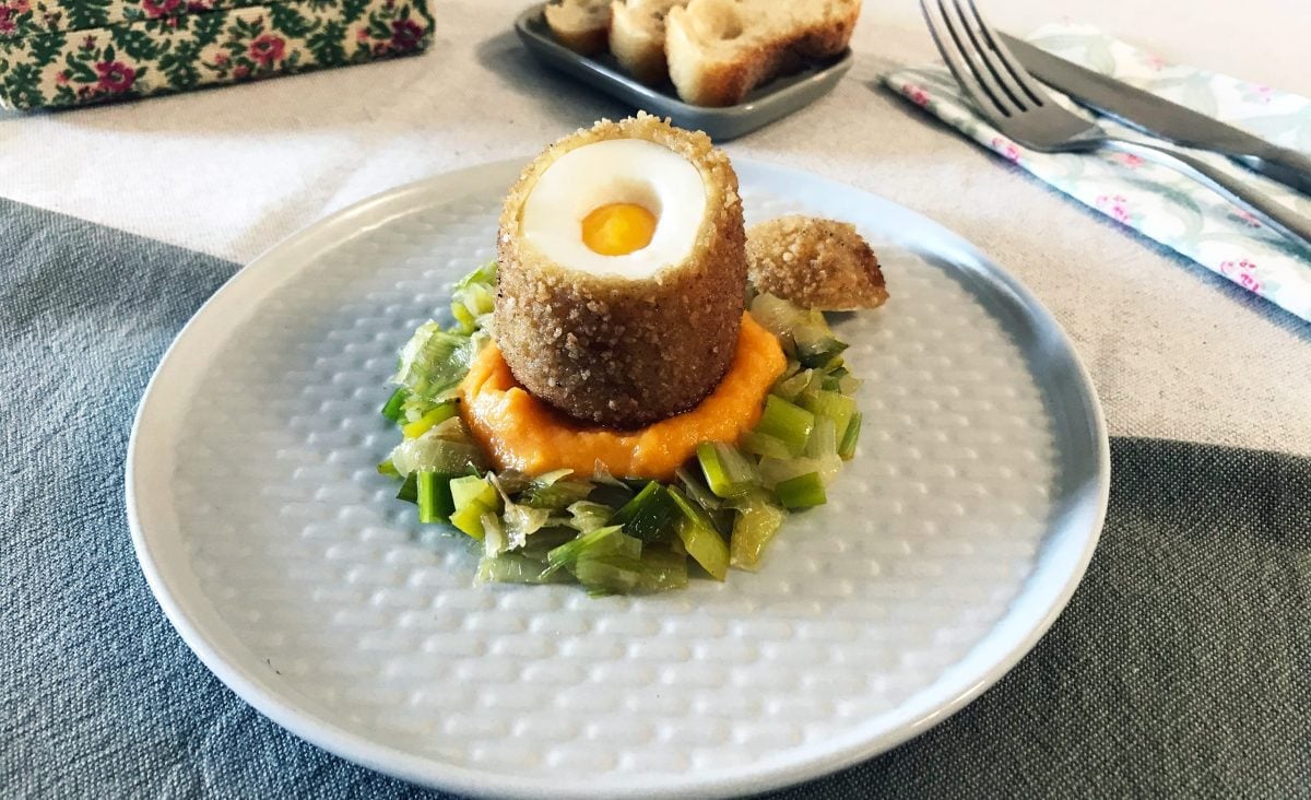 La photo représente la recette : Breaded Soft-Boiled Egg with Carrot Mousseline and Leek Fondue