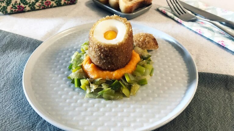 La photo représente la recette : Oeuf mollet pané, mousseline de carottes et fondue de poireaux