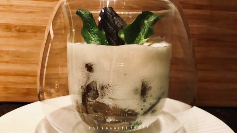 La photo représente la recette : Œufs parfaits aux champignons et mousse de parmesan