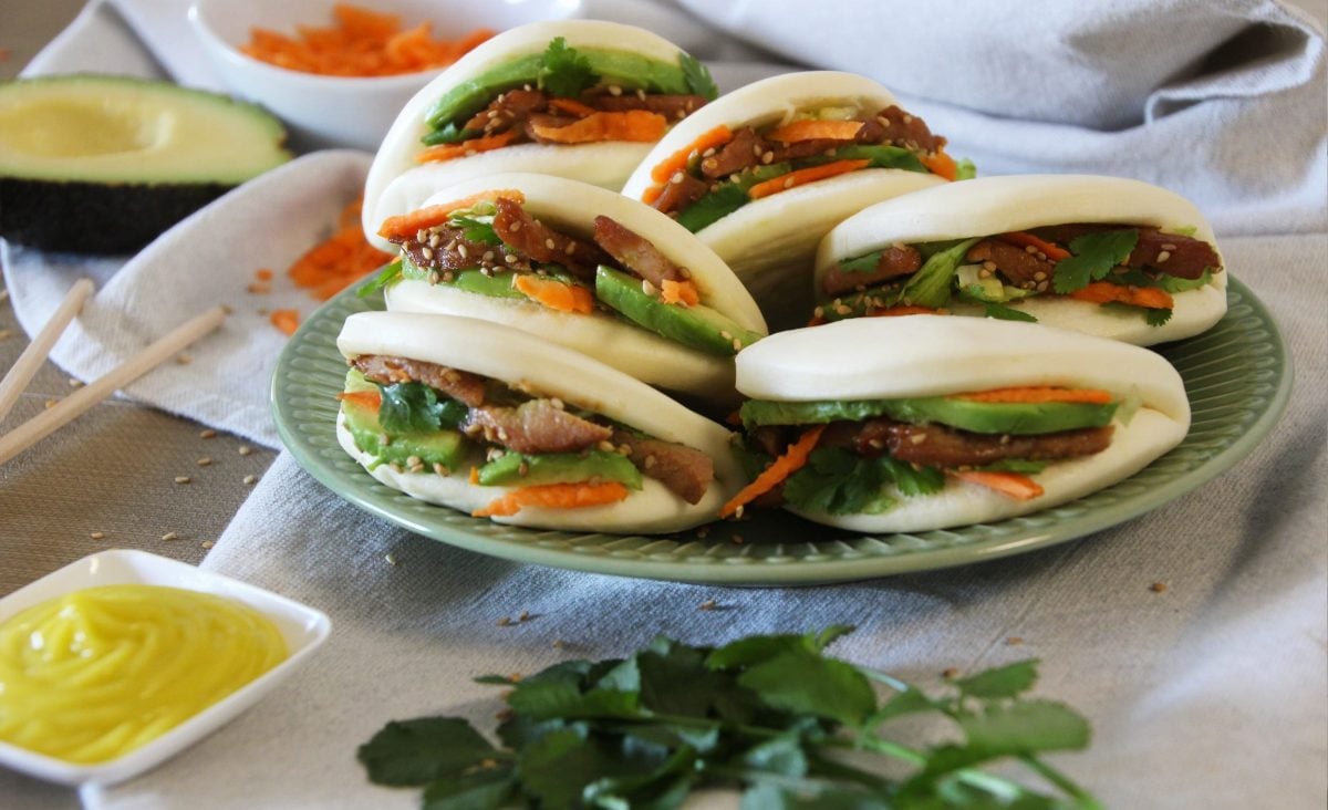 La photo représente la recette : Bao buns with marinated pork, avocado and wasabi mayonnaise