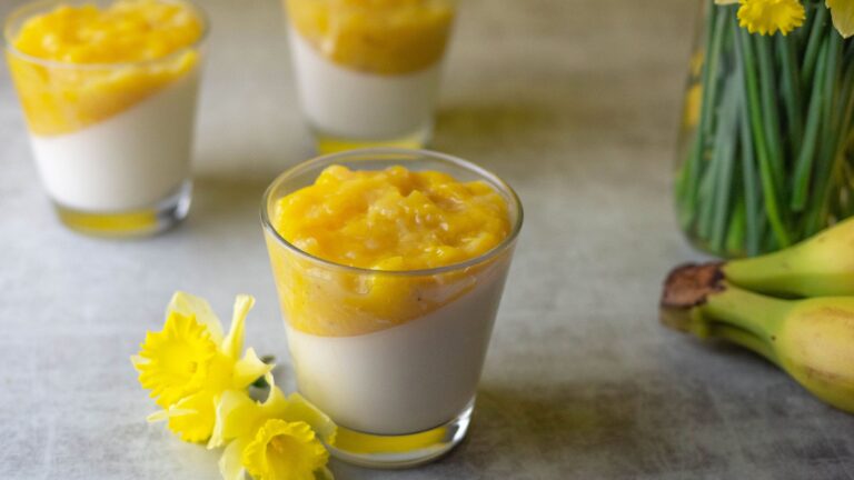 La photo représente la recette : Panna cotta aux fruits exotiques
