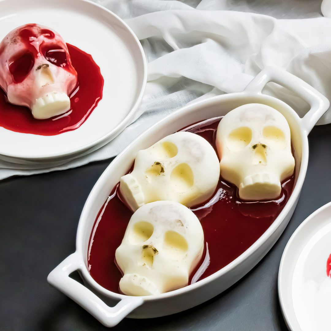 La photo représente la recette : Panna Cotta d'Halloween à la vanille et coulis de framboise