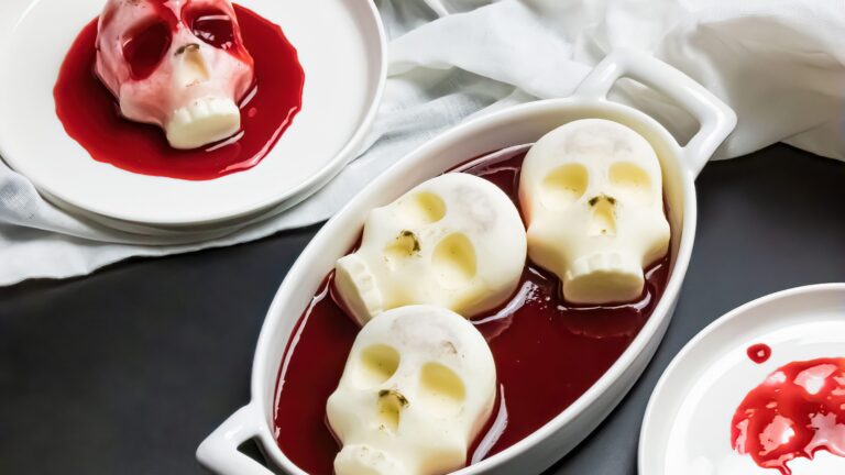 La photo représente la recette : Panna Cotta d'Halloween à la vanille et coulis de framboise