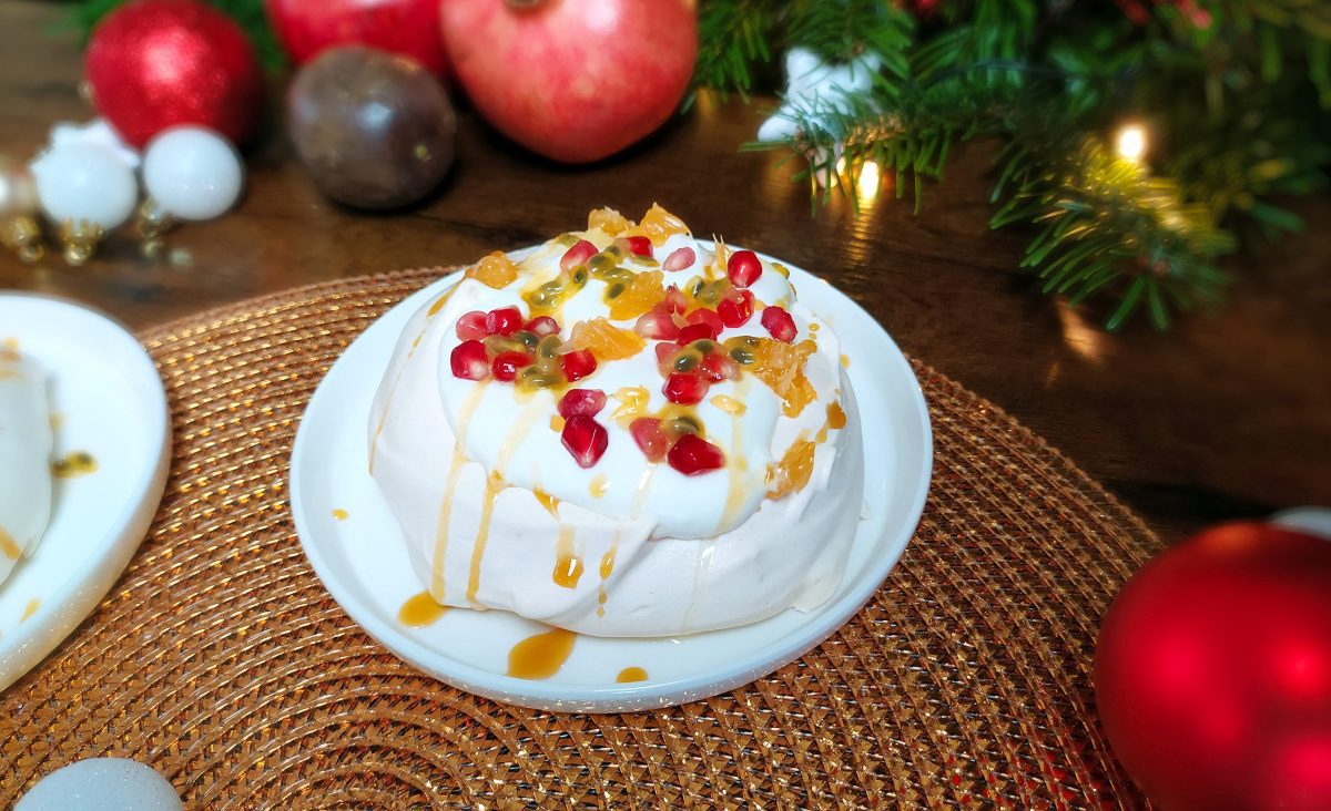 The photo represents the recipe: Pavlova with citrus and exotic fruits