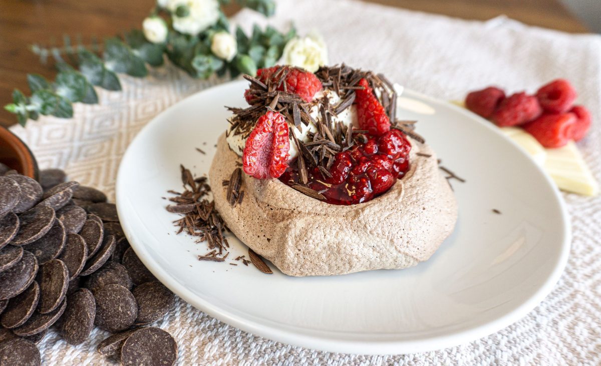 La photo représente la recette : Chocolate and raspberry pavlova