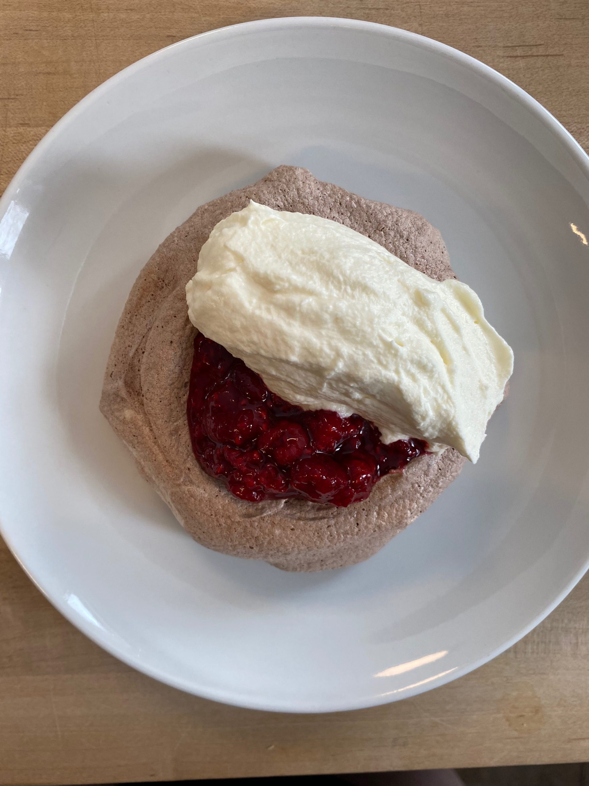 Chocolate and raspberry pavlova : La photo est une représentation de l'étape 10