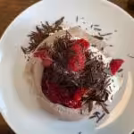 Pavlova chocolat et framboise : La photo est une représentation de l'étape 11