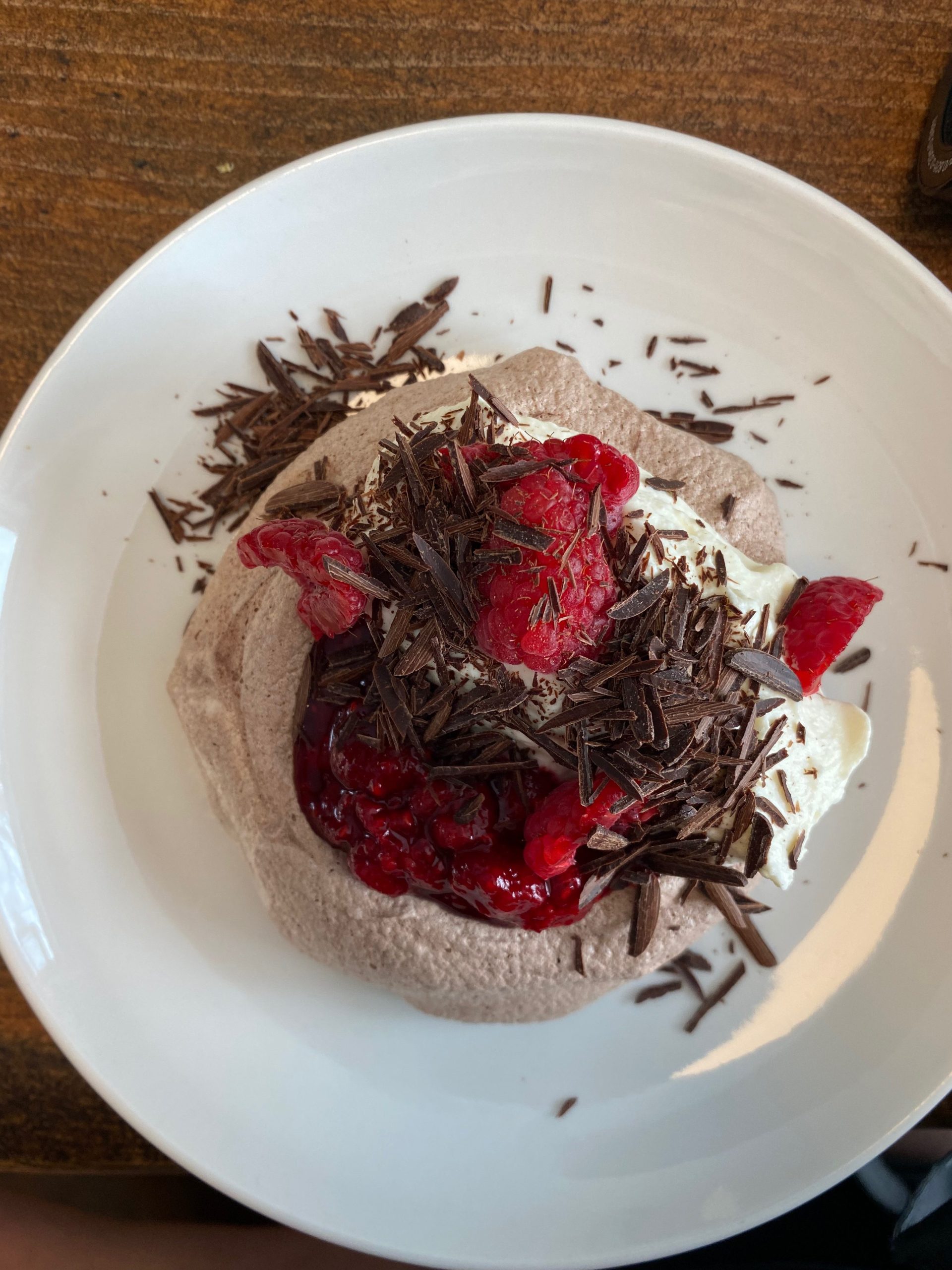 Chocolate and raspberry pavlova : La photo est une représentation de l'étape 11