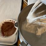 Pavlova chocolat et framboise : La photo est une représentation de l'étape 3