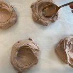 Pavlova chocolat et framboise : La photo est une représentation de l'étape 4